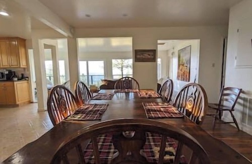 Volcano House | Tranquil Mountain retreat 180° Views, onsite hike, wildlife, games, near winery