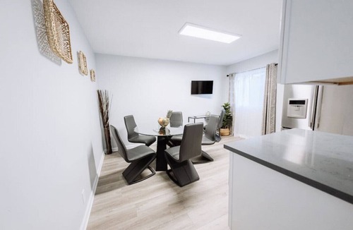 NoHo Arts District Villa | TRANQUIL NOHO GEM: 2BR TOWNHOME w/PRIVATE FENCED PATIO & CARPORT PARKING p29