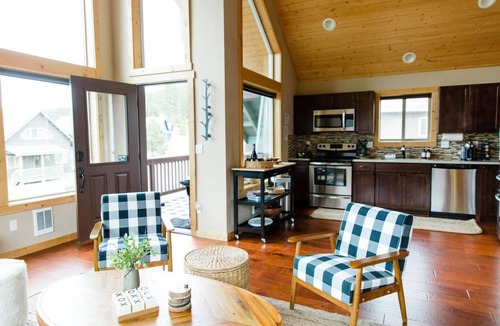 Cle Elum Cabin | Treeline at Roslyn Ridge is the coziest spot where guests can relax, enjoy community amenities and bask in their home away from home! Guests are welcomed with a gift basket with a bottle of wine and goodies, a private hot tub, fire pit & more