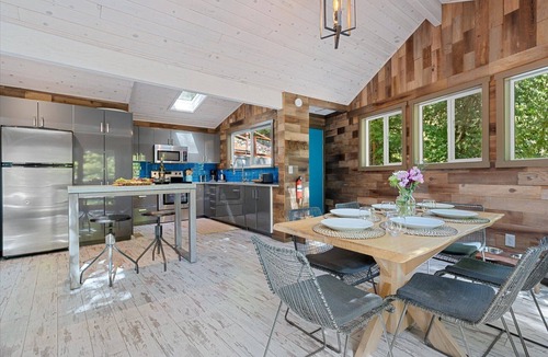 Guerneville Cabin | Treetop Cabin at the Russian River! Hot Tub~Pups OK~Sydney's Retreat