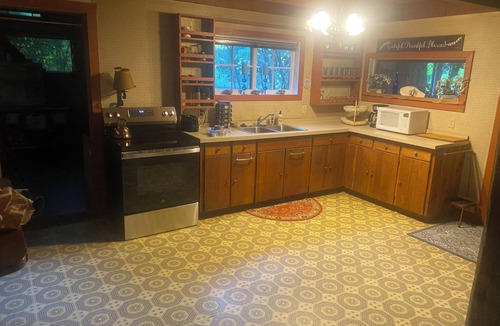 Yelm House | Tremendous 3-bedroom bungalow in welcoming Yelm perfect for a rustic getaway