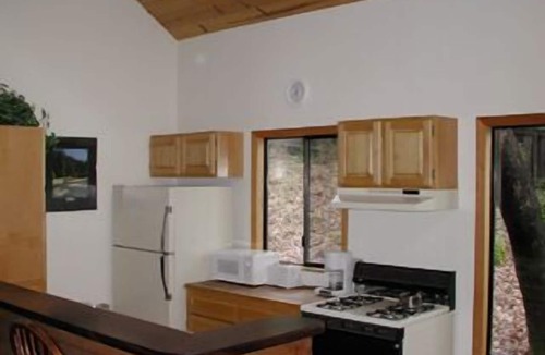 Salyer House | Trinity River Cabin, Peaceful retreat in nature, Swim, Fish, Raft. Willow Creek