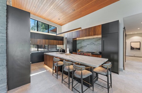 Ponderosa Palisades House | Truckee Pines/Mountain Views, Hot Tub & Fireplace