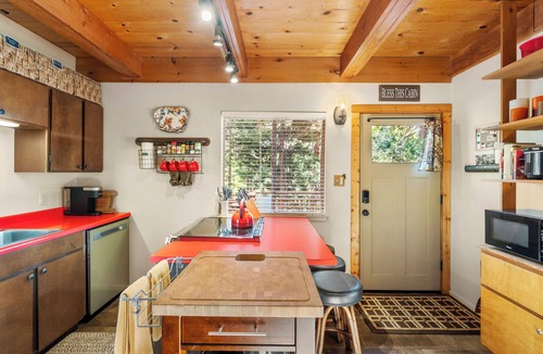 Arnold Cabin | TUCKED AMONG TOWERING PINES IN A QUIET FOREST SETTING