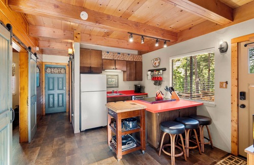 Arnold Cabin | TUCKED AMONG TOWERING PINES IN A QUIET FOREST SETTING