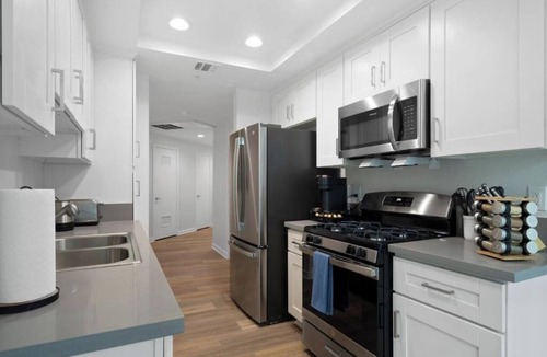 Marina del Rey Bed & Breakfast | Turquoise Lounge - Beachfront Water View Pool with Sauna