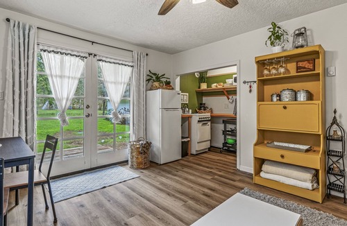 Longview Cottage | Two Colorful Suites incl. with Sauna and BBQ - Unique Northwest Vacation Rentals