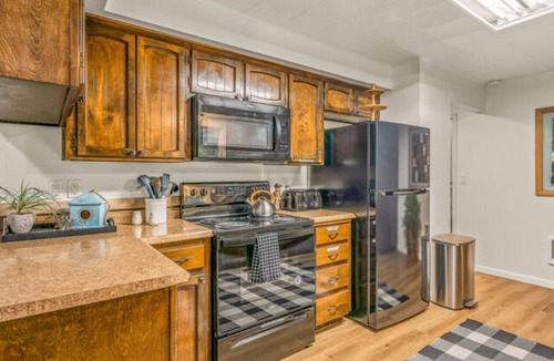 Longview Cottage | Two Colorful Suites incl. with Sauna and BBQ - Unique Northwest Vacation Rentals