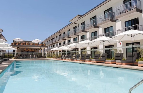 Inglewood House | Two Family Ready Rooms, Resort-Like Outdoor Pool | Minutes Away from LAX