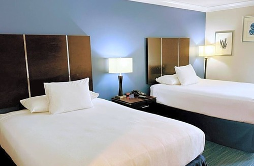Old Towne Hotel | Two Queen Jacuzzi Balcony Retreat with Free Breakfast Near Beach and Pier