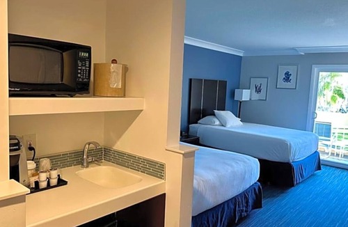 Old Towne Hotel | Two Queen Jacuzzi Balcony Retreat with Free Breakfast Near Beach and Pier