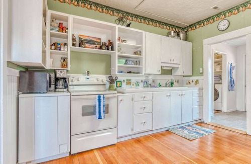 Parkdale House | Two-story, mountain view getaway with wood stove, BBQ & fast WiFi