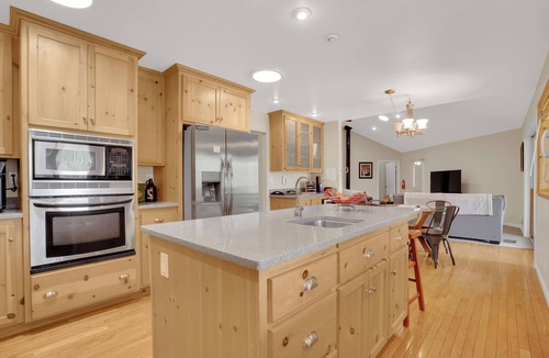 Mariposa Cabin | Ultimate Family Retreat - Mountain Views, Hot Tub, Game Room & Pet Friendly!