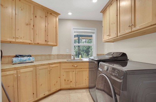 Mariposa Cabin | Ultimate Family Retreat - Mountain Views, Hot Tub, Game Room & Pet Friendly!