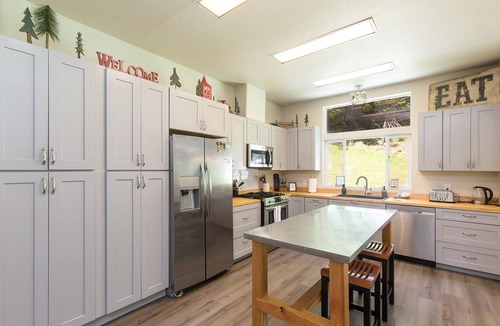 McKinleyville House | 🌲 Ultimate Group Getaway! Bigfoots Hideaway in the Heart of the Redwoods!🌲