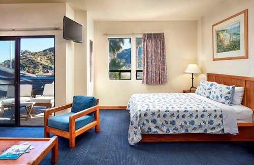 Avalon Hotel | Unwind and Relax in Charming Room Near Descanso Beach – 9 Min Walk to Shore