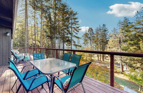 Gualala House | Updated coastal home with tranquil ocean views, gas grill, private deck