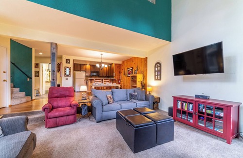 Mammoth Lakes Condo | Upgraded, Light-Filled St. Moritz Villa 325