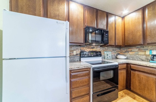 Mammoth Lakes Condo | Upgraded, Light-Filled St. Moritz Villa 325