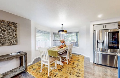 Medford House | Upscale Golf Community + 2Kings & 1Qu+ Hot-tub+by hospitals, restaurants, dining