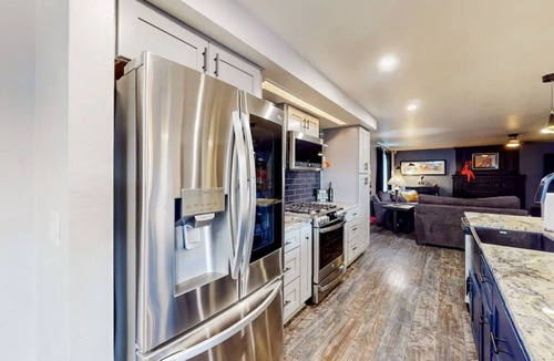 Medford House | Upscale Golf Community + 2Kings & 1Qu+ Hot-tub+by hospitals, restaurants, dining