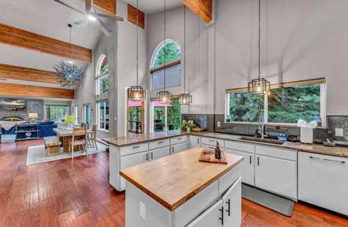 Incline Village House | Upscale Incline Village Home with Hot Tub & Sauna