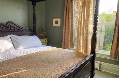 York Apartment | Upstairs at TheVictorian - Lush, Walkable, and Dog-Friendly Retreat - Steps from Downtown Bellingham