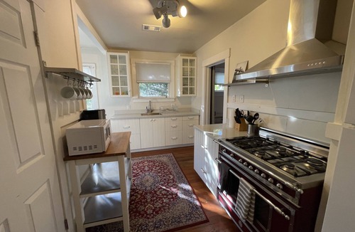 Fairfax Apartment | Upstairs private apartment in duplex home near town!