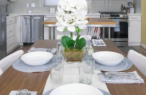 Greenwood House | Urban Modern Townhouse Walk to Wonderful Shops, Restaurants & Coffee