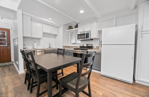Sugarloaf House | Vanderhut Chalet - Smart TV, BBQ, Fenced Yard
