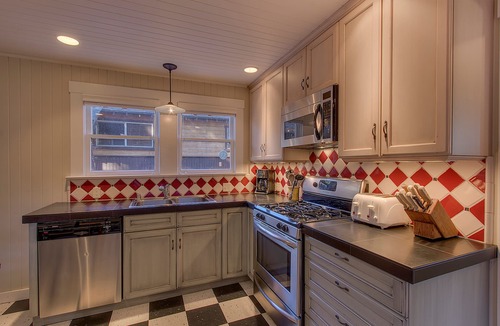 Tahoe City House | Vanni House - 2BR - Hot Tub - Walk to Beach & Downtown Tahoe City