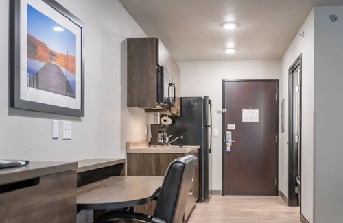 Redding Hotel | Vibrant 3-Room Home Close to Local Attractions & Entertainment