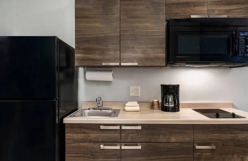 Redding Hotel | Vibrant 3-Room Home Close to Local Attractions & Entertainment