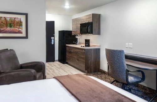 Redding Hotel | Vibrant 3-Room Home Close to Local Attractions & Entertainment