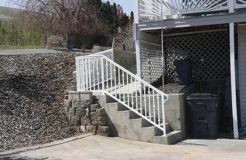 Union Gap House | View; float the Yakima River; Sleeps 8 + movable foam mattress can sleep 9.