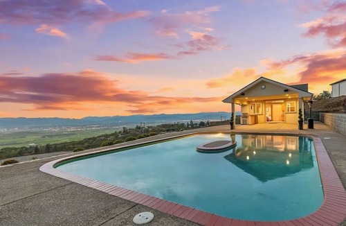 Medford Cottage | Viewtacular 1-bedroom studio with Lazy Lagoon Pool in East Medford