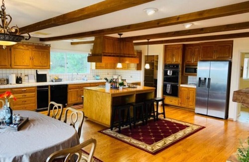 Mariposa House | Villa Alta Vista at Yosemite- Mtn Views, Game Room, Pool Table, Deck, Sleeps 10+
