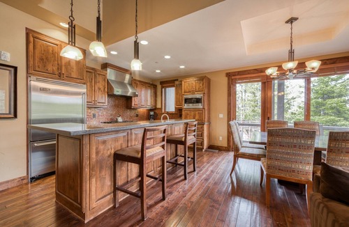 Truckee House | Village Walk - Private Hot Tub, HOA Amenities, Pet Friendly, Walk to Lifts!