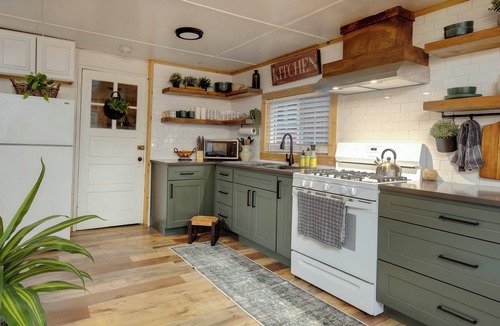 Rhododendron Cabin | Vintage Mt. Hood Cabin! Hot Tub, Fire Pit & Pet Friendly