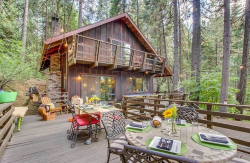 Arnold Cottage | Walk Downtown: Arnold Cabin w/Large Deck!