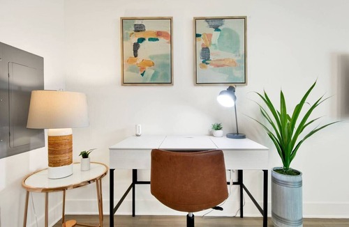 Moorpark Apartment | Walk to Americana King Bed, Parking, In-Unit Laundry, Gym