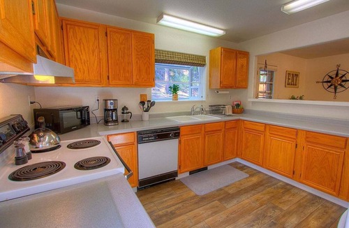 Lincoln Park House | Walk to Beach | Pool Table | Pet-Friendly | BBQ