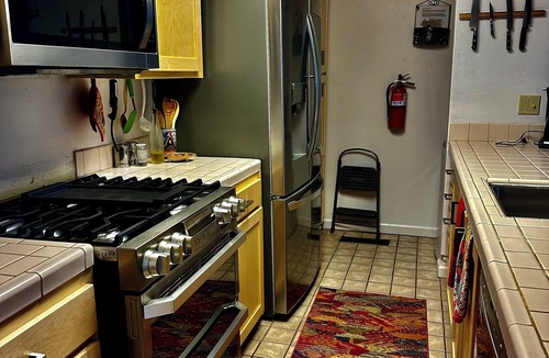 Lake Forest Condo | Walk to Lake, EV Station, WiFi, Pool, Pickleball, Hot Tub