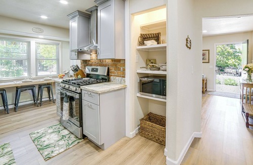 Willits House | Walk to Main St! Quiet Mendocino County Retreat