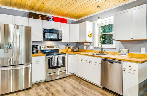 Snoqualmie Pass House | Walk to ski lift, contemporary cabin near mountain lakes - dog-friendly