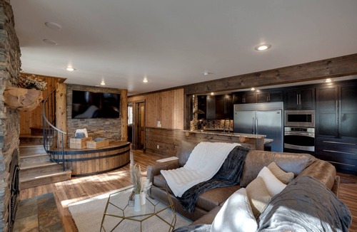 Tahoe Village Cabin | Walk to Stagecoach Lift - 5BR Luxury Ski Cabin - Private Hot Tub - 3 Fireplaces