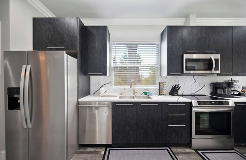 North Oak Park House | Walk to UC Davis Medical Center! Duplex w/Patio