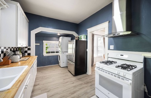 University District House | Walk to UW, Light Rail - 3BR Seattle Craftsman, AC, Gym, 24/7 Security, 2Parking