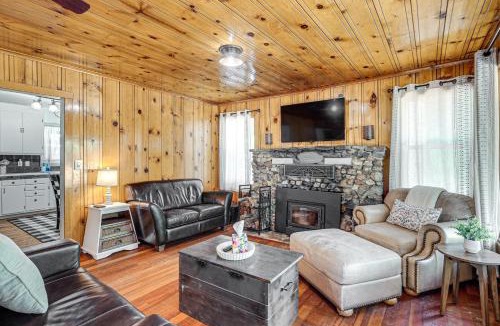 Forest Meadows House | Walk to Winery: Cozy Cabin w/Fire Pit in Murphys