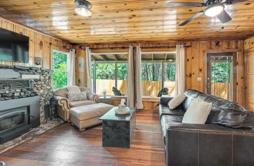Forest Meadows House | Walk to Winery: Cozy Cabin w/Fire Pit in Murphys